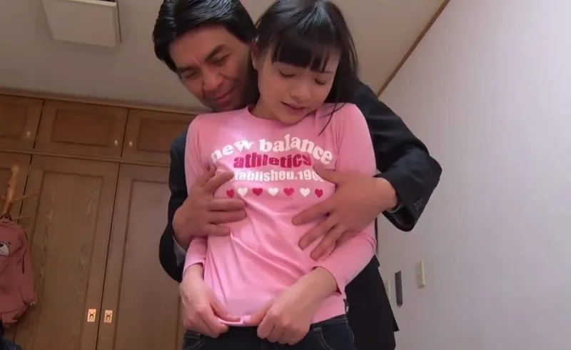 Bố dượng dụ đứa bé con riêng ngây thơ của vợ