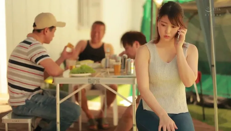 Gã chồng khờ để người vợ tham gia sự kiện cắm trại với mấy gã nhà kề bên và cái kết