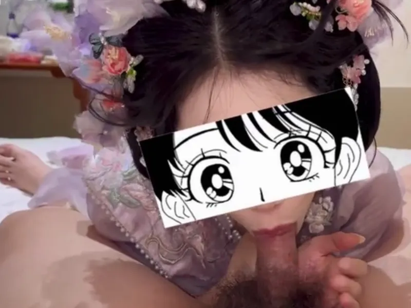 Gái xinh trong bộ đồ hoa nhỏ mút chuối cực đã